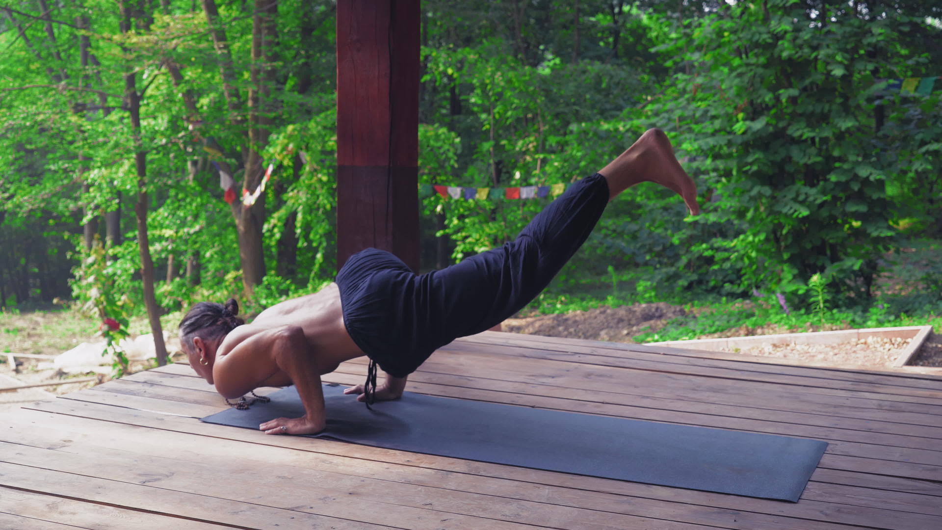 男人练习瑜伽抬起一条腿弯下另一条腿视频的预览图