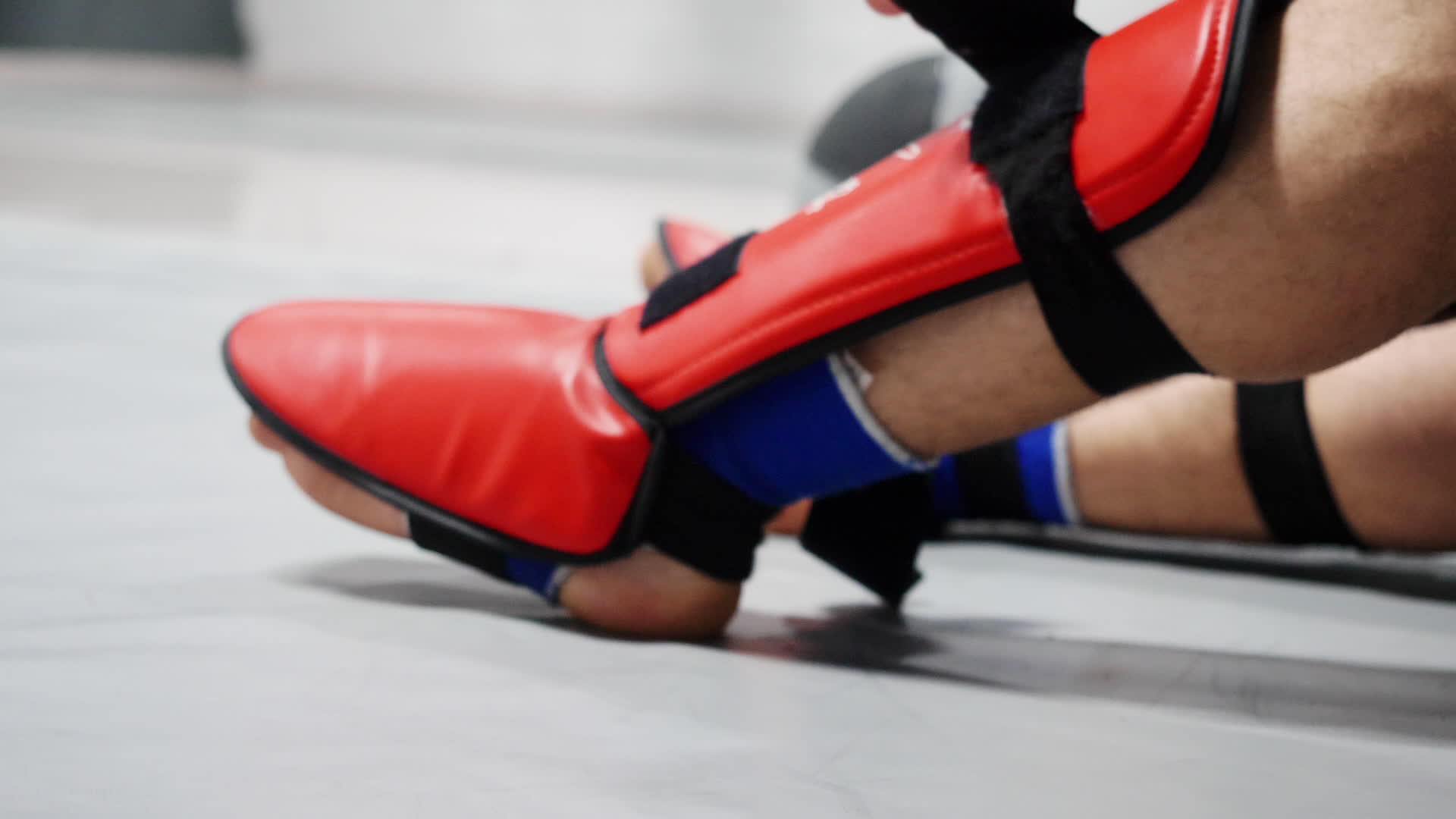 运动员拳击手男拳击手在拳击前将绷带和盾牌绑在腿上视频的预览图