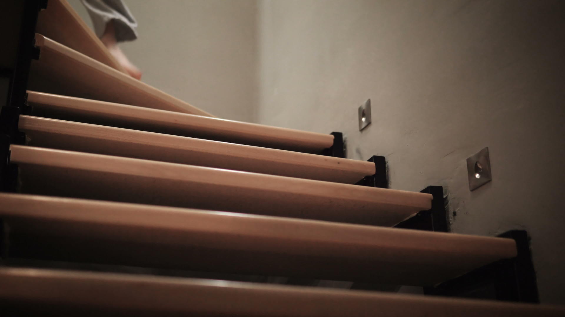 女人赤脚踩下木制家用楼梯视频的预览图