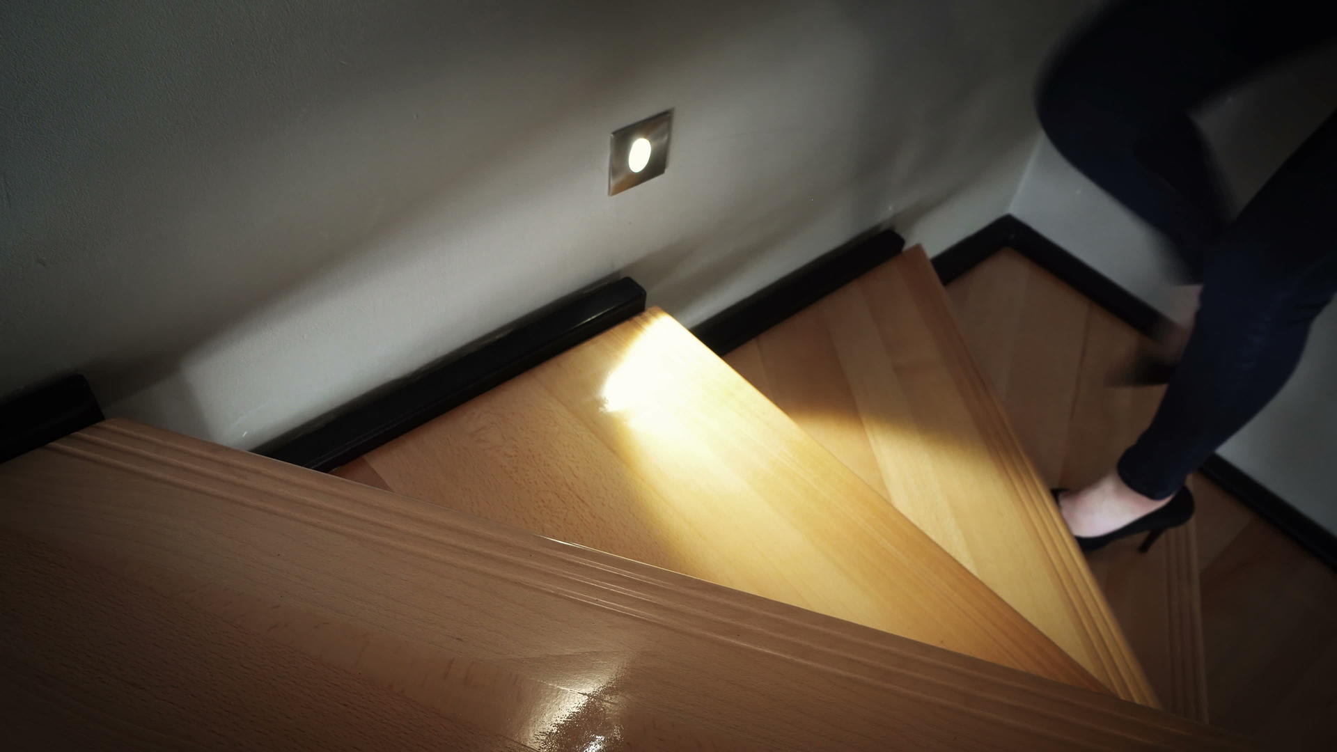 晚上走在豪华的房子里有明亮的木制楼梯视频的预览图