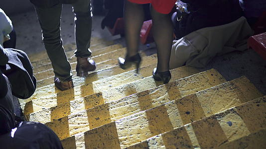 男人和女人穿着优雅的西装和鞋子在体育场Trrune上走下楼梯视频的预览图