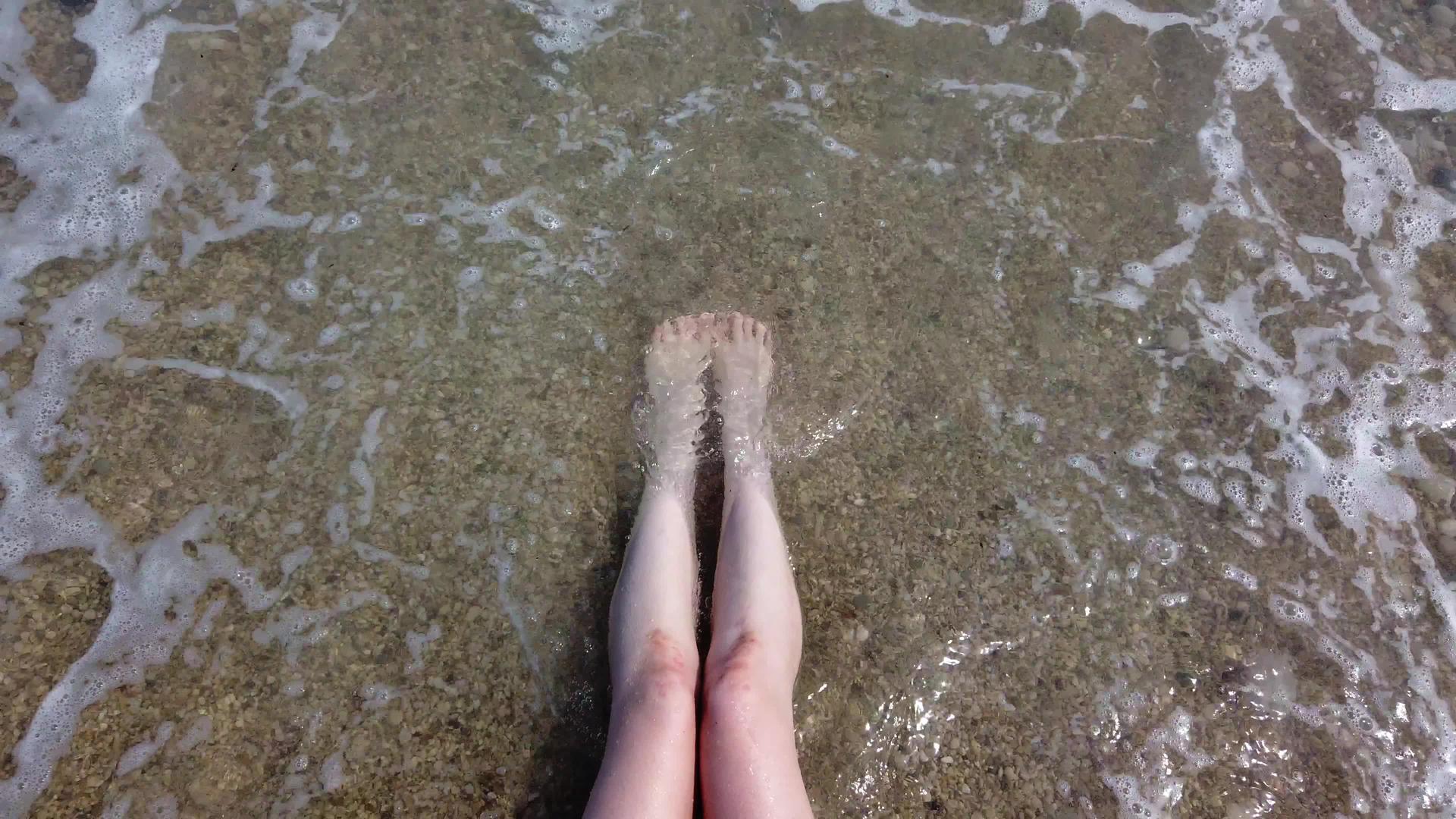 在海滩上洗女人的腿视频的预览图