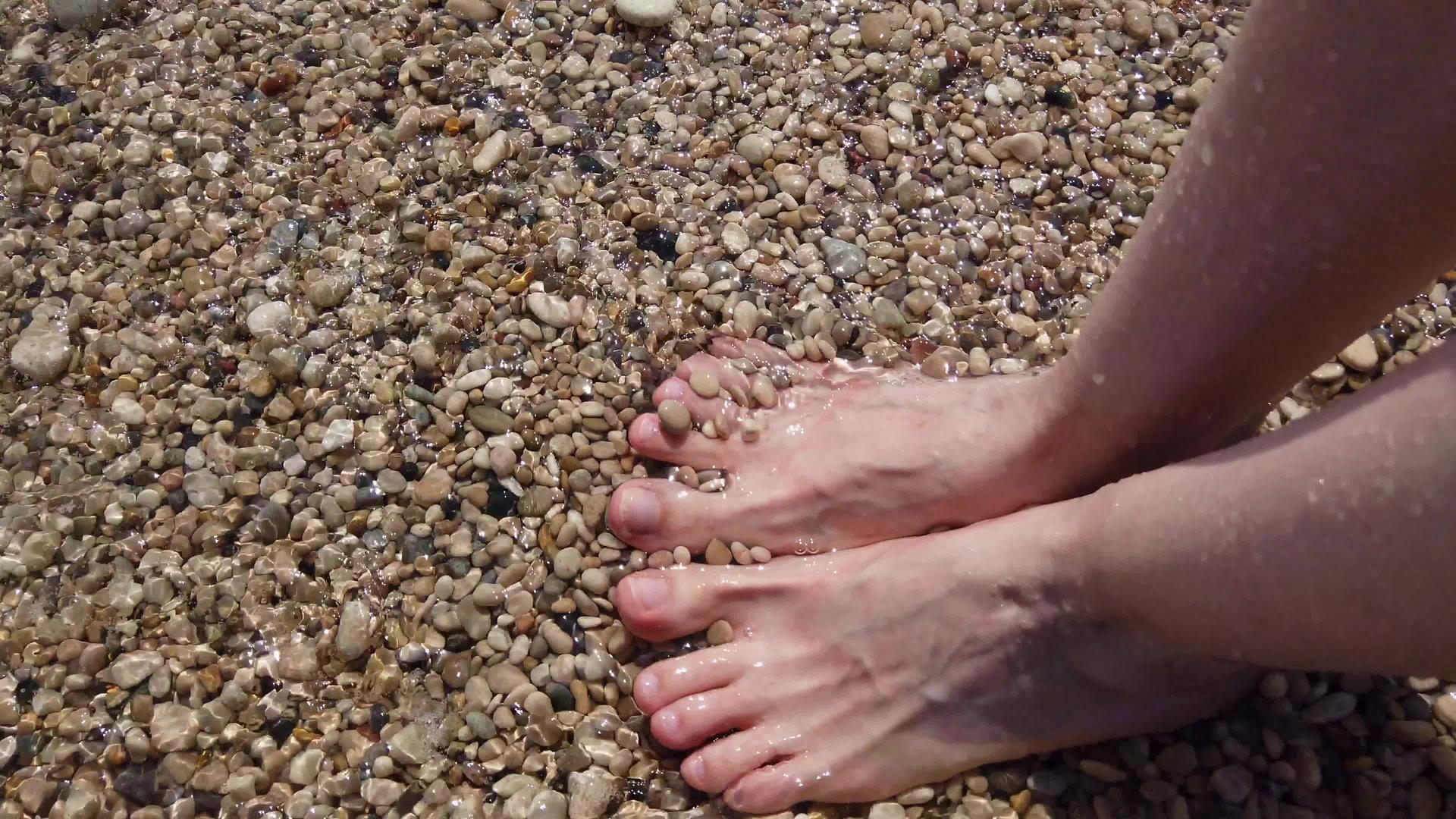 在海滩上洗女人的腿视频的预览图