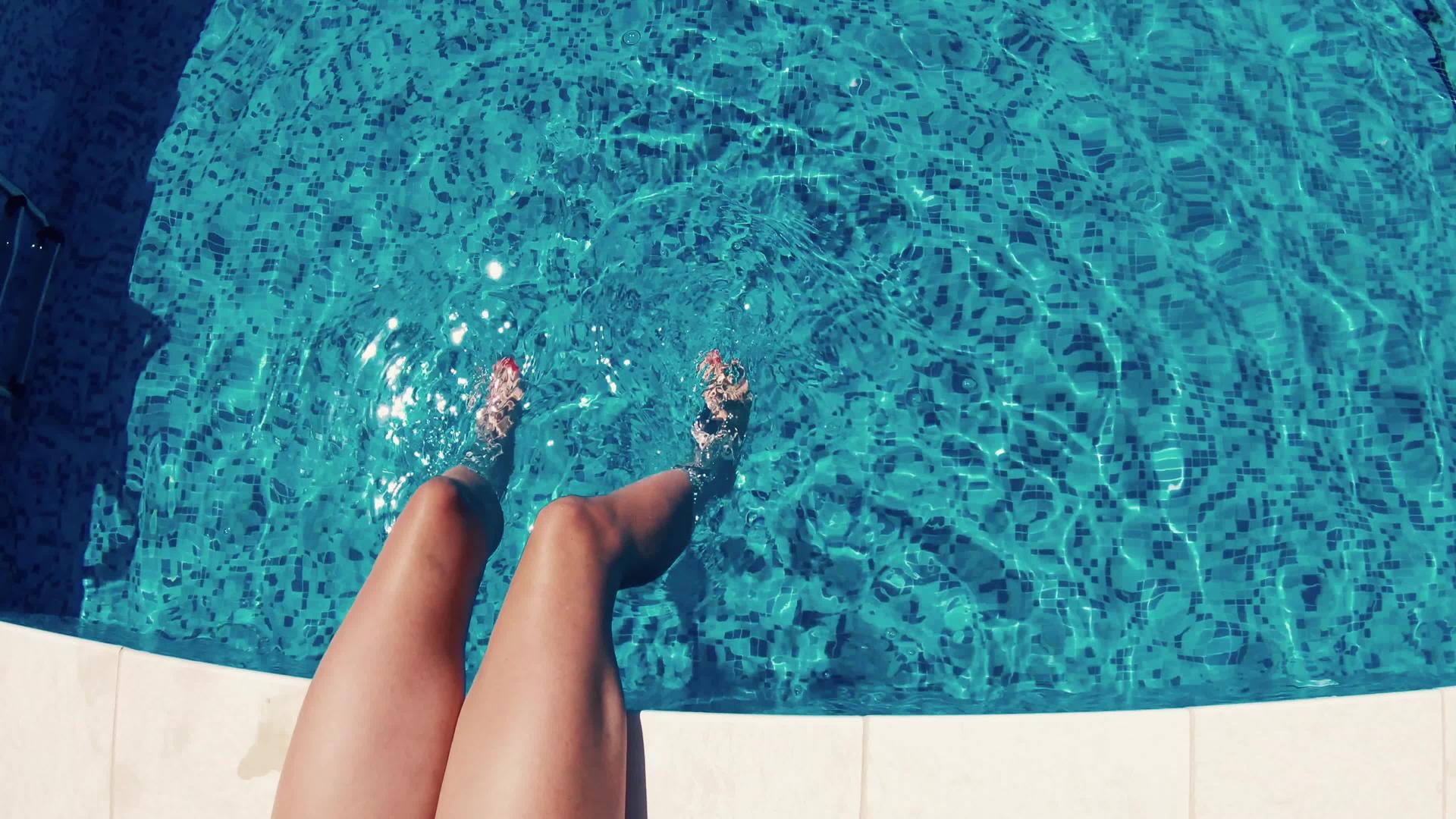 游泳池水中的女腿视频的预览图