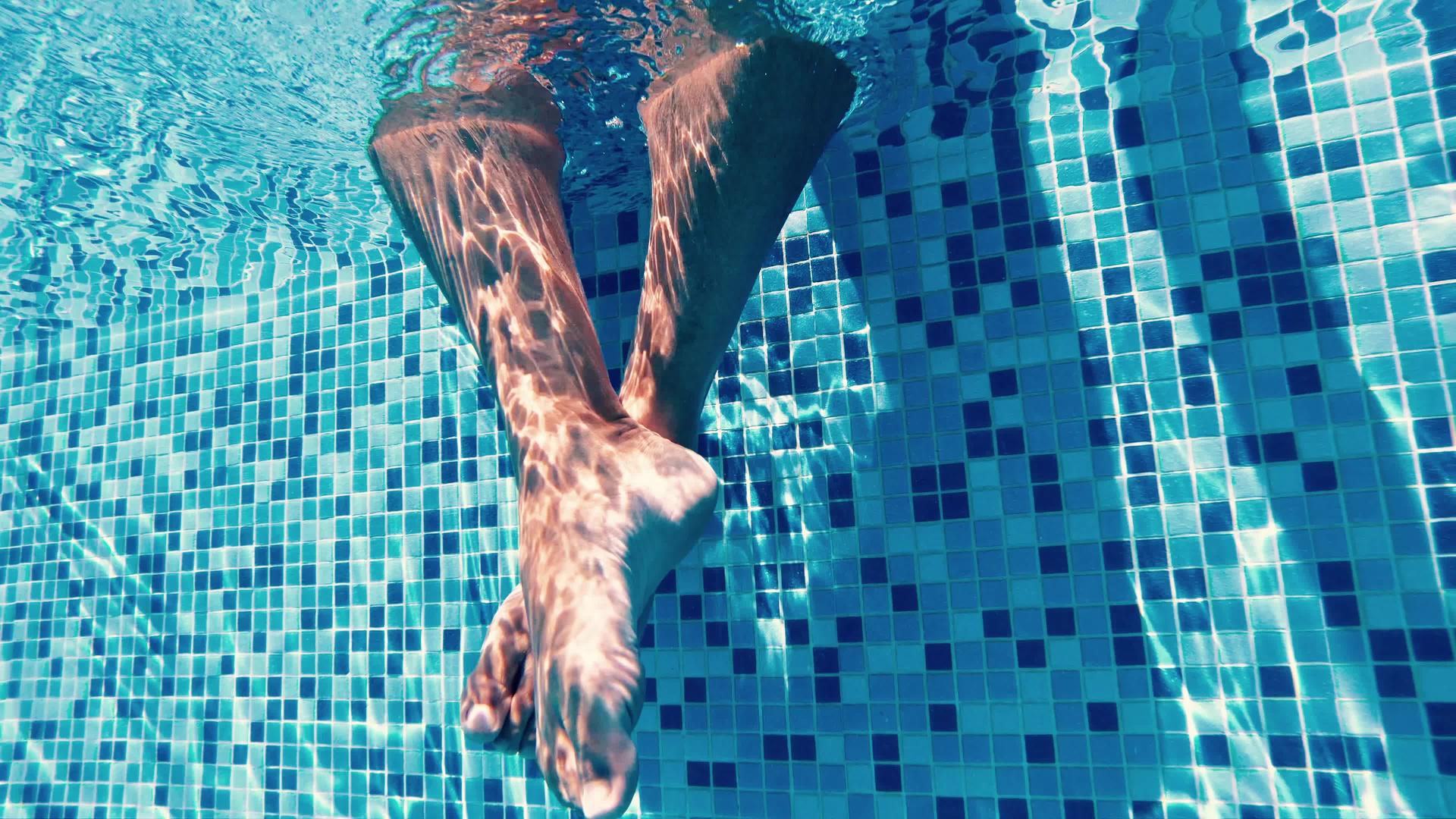 男人腿在游泳池的水下视图视频的预览图