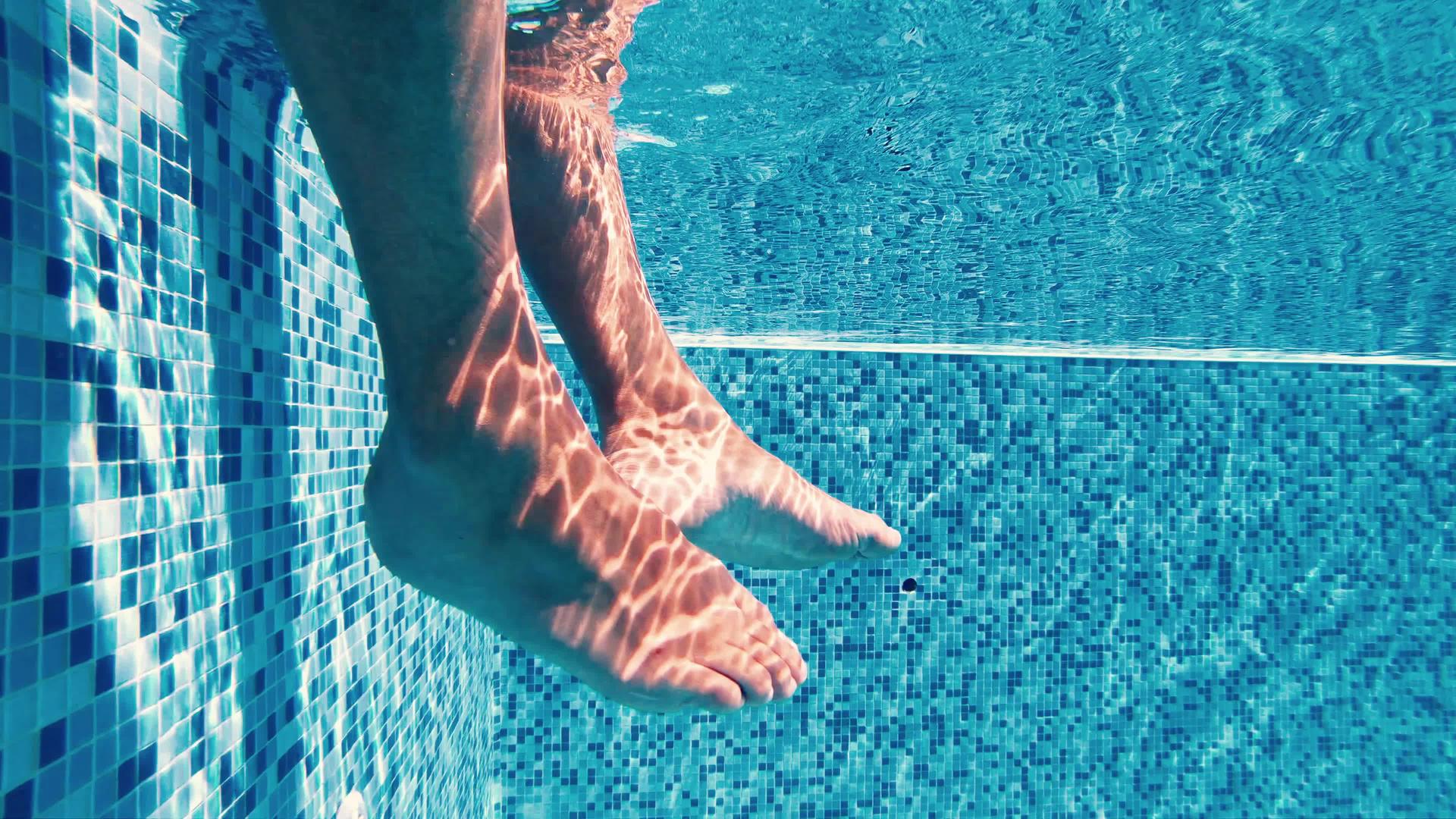 男人在豪华游泳池里用腿刷新腿视频的预览图