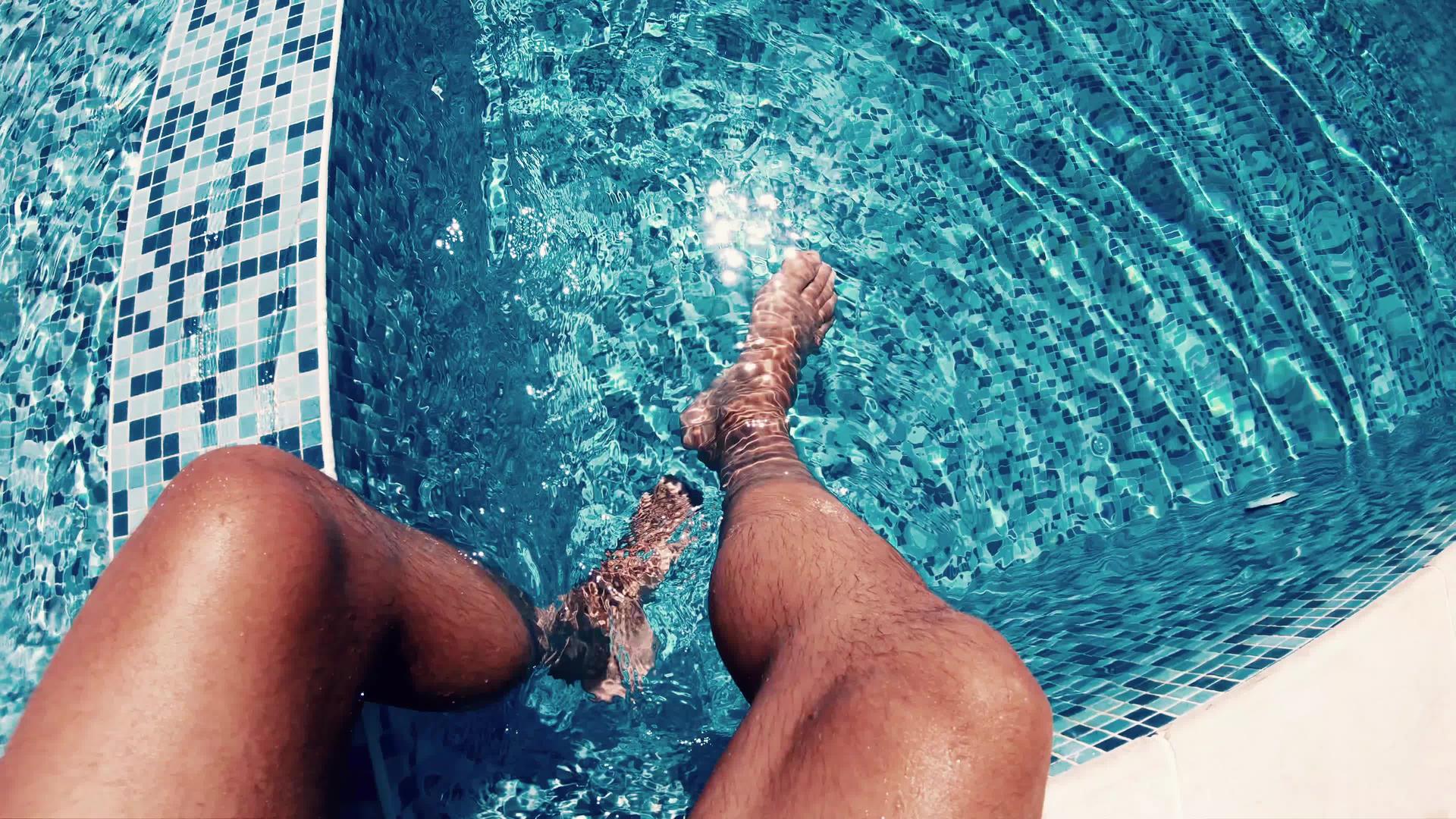 男人在游泳池里洗脚视频的预览图