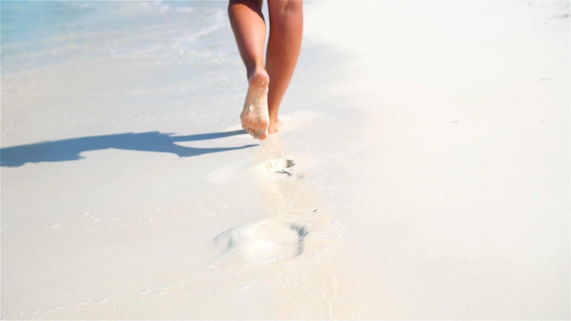 沿着浅水中的白色沙滩跑去海滩度假和赤脚慢动作的概念视频的预览图
