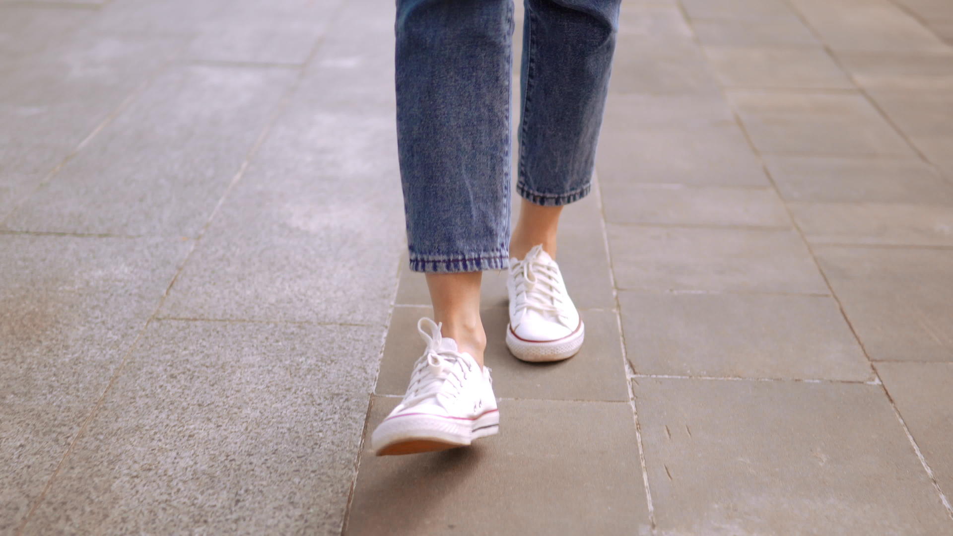 穿着便鞋走在街上的女人视频的预览图