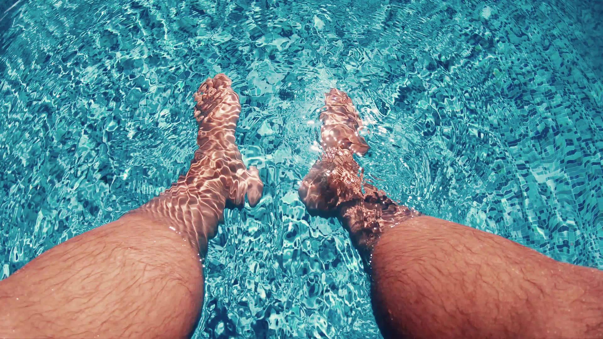 男人用脚在游泳池里晒太阳视频的预览图