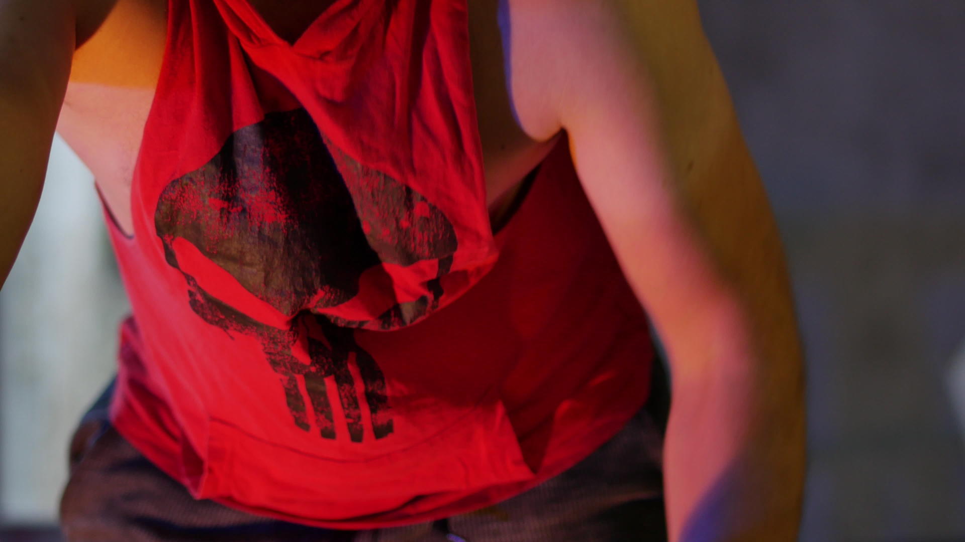 男人躯干的动机镜头用一般的头骨在t恤上单手划船视频的预览图