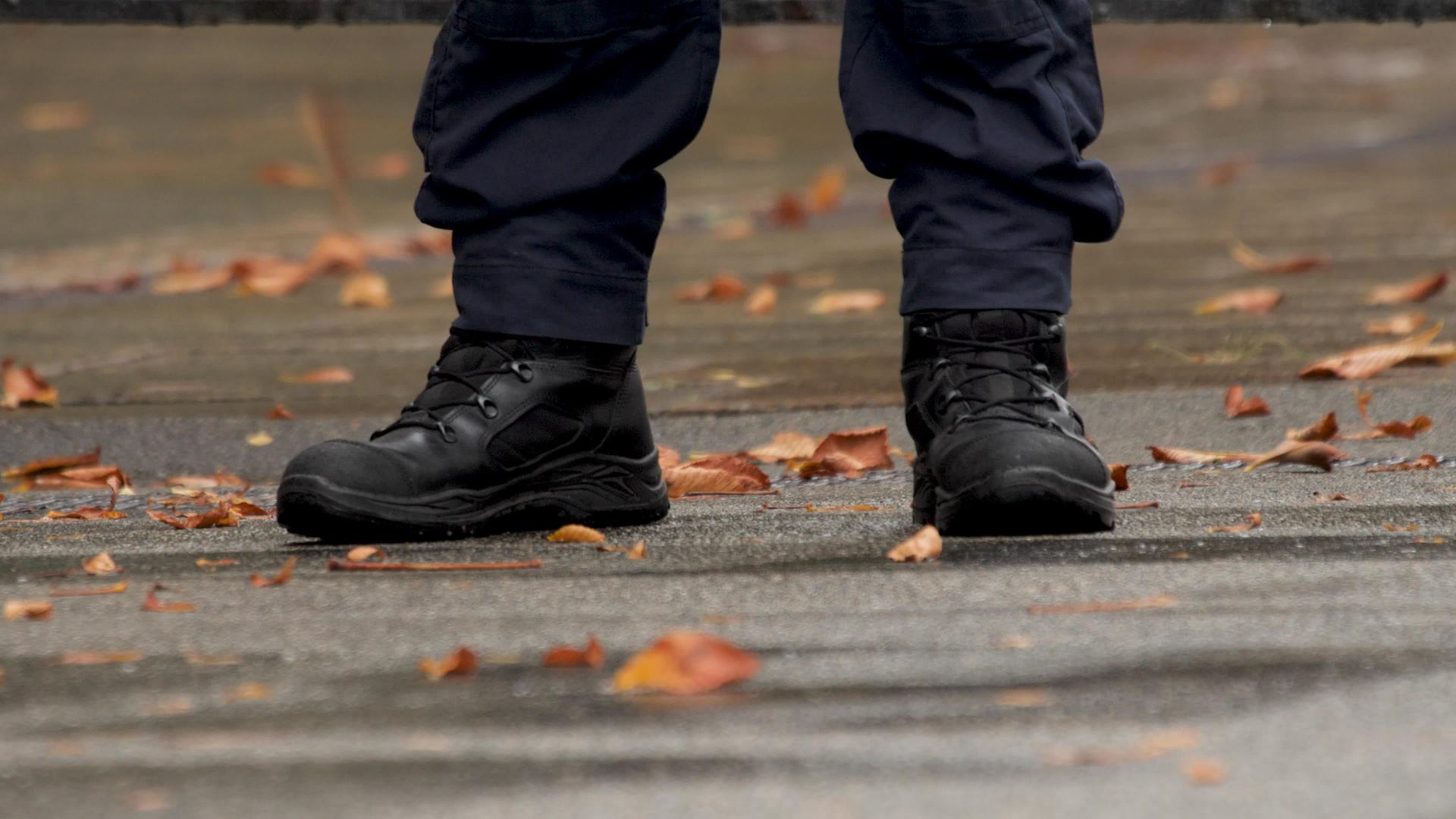 秋天的细节男人脚上的军靴警察的脚穿制服警察的靴子视频的预览图