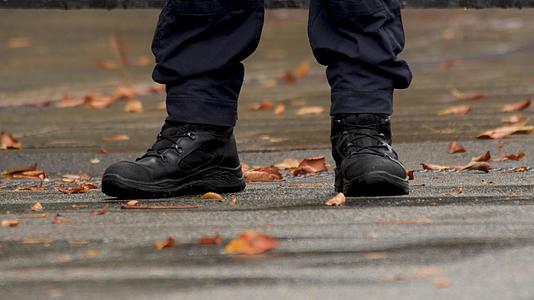 秋天的细节男人脚上的军靴警察的脚穿制服警察的靴子视频的预览图