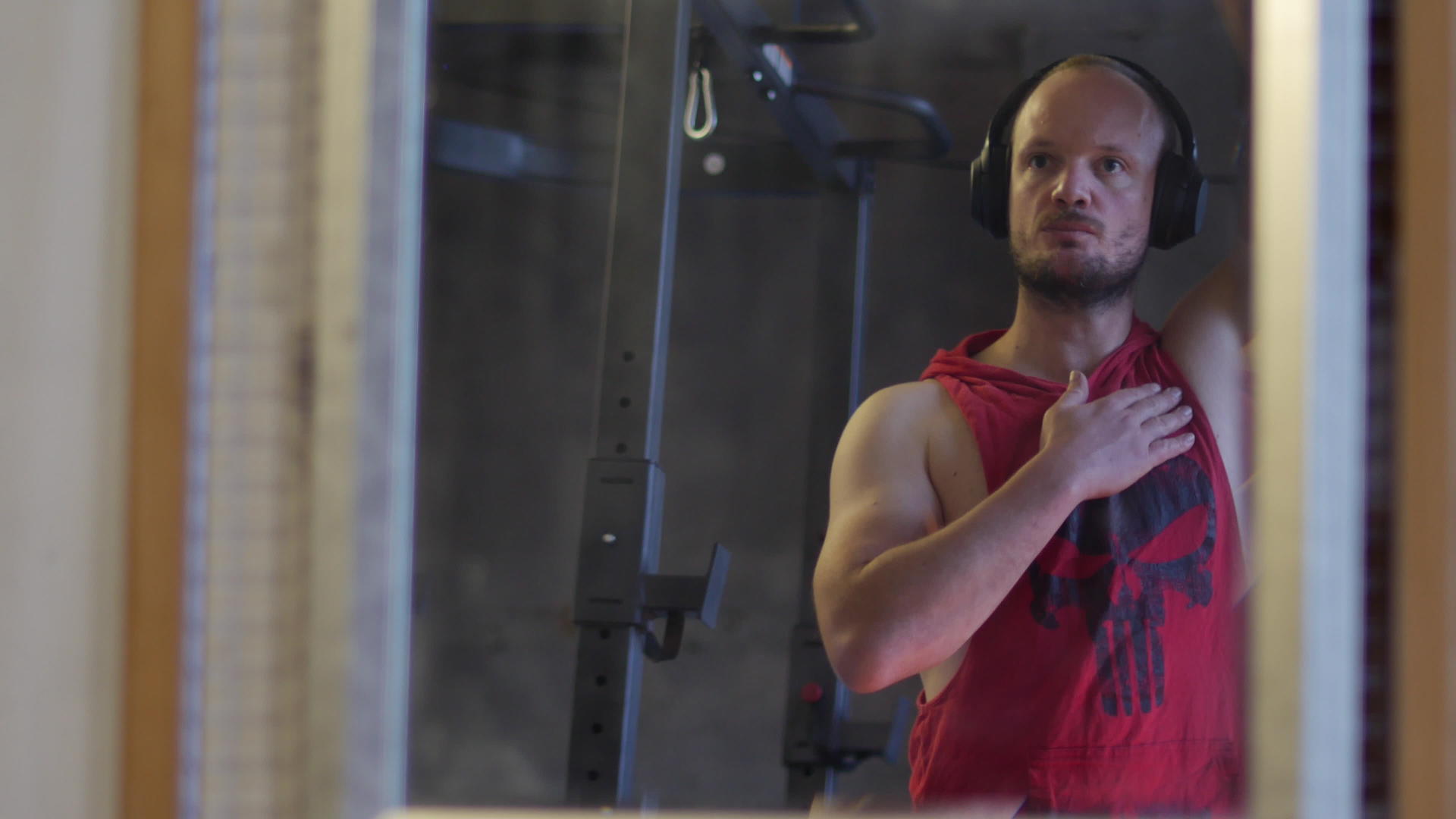 高加索人在他的家庭健身房热身镜子反射视图车库健身房视频的预览图