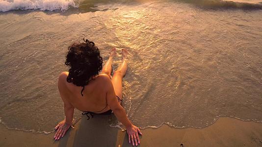 美丽的女性旅行者在日落的暑假中放松和享受生活视频的预览图