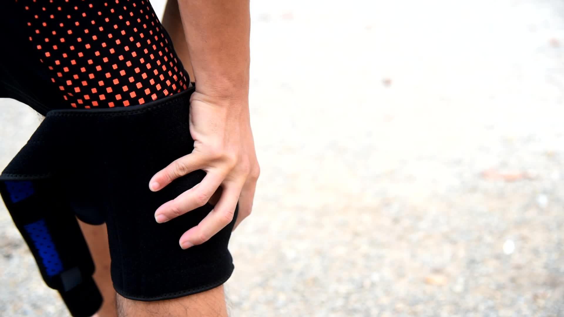 男人用膝盖支撑着膝盖阳光照在公园的膝盖上视频的预览图