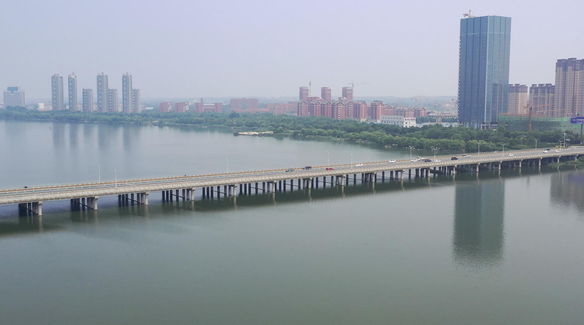 城市交通湖面上的大桥航拍4K视频视频的预览图