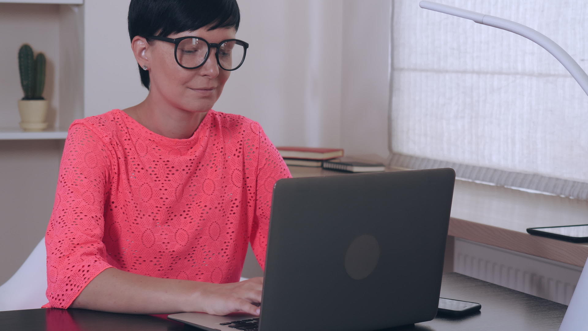 女性在工作中使用笔记本电脑输入数据视频的预览图