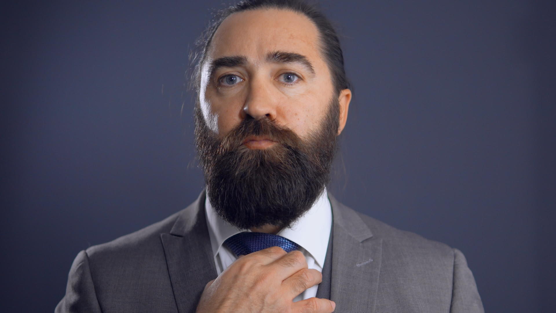 一个穿着商业西装的自信的中年胡子男人视频的预览图