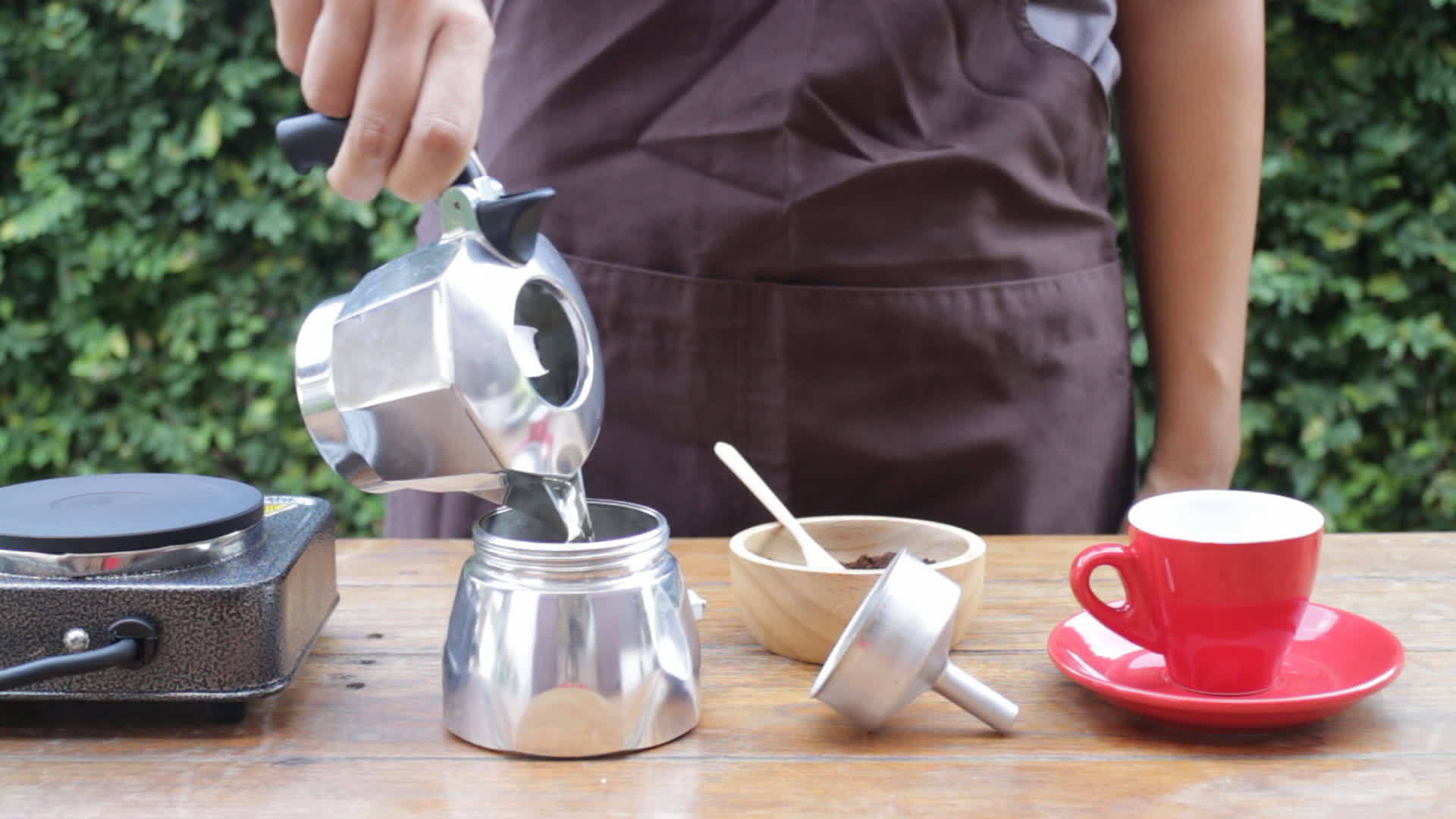 自制卡锅制成的自制热浓缩咖啡视频的预览图