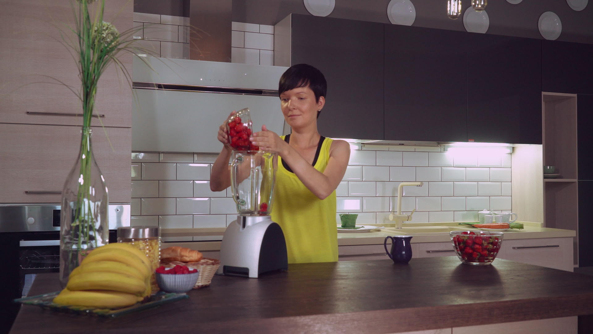 女性画像用浆果作为早餐视频的预览图