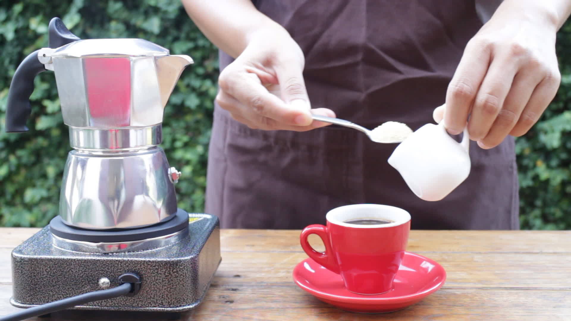 用莫卡锅自制的新鲜热咖啡杯视频的预览图