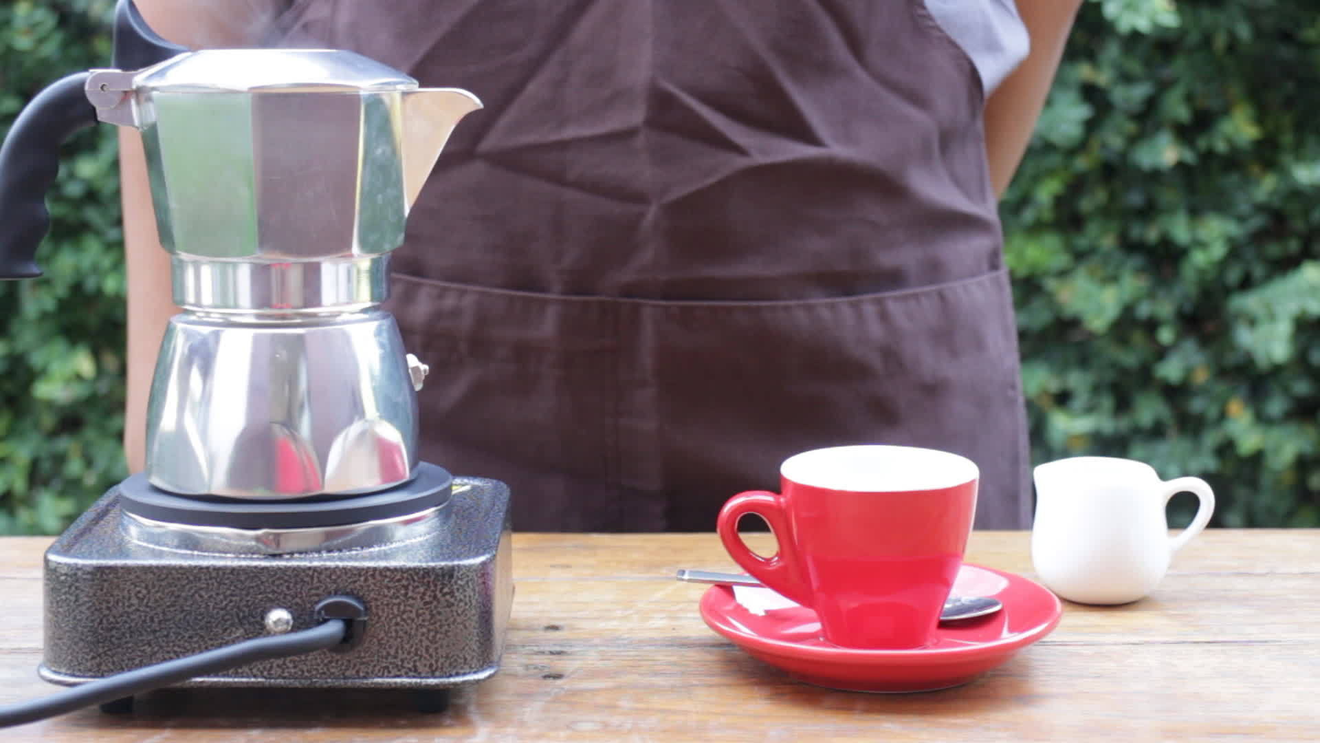 用莫卡锅喝自己的热咖啡视频的预览图