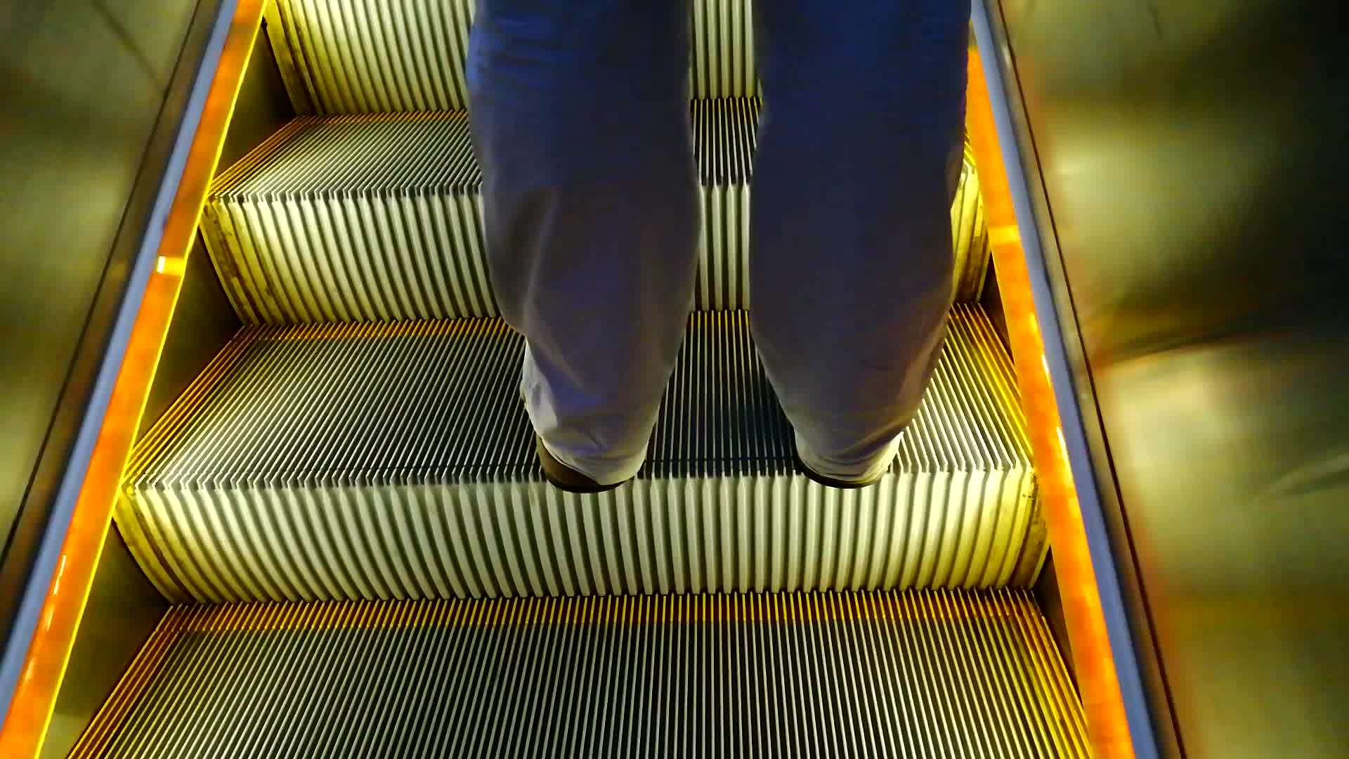 明亮的扶梯向上移动了楼上一个人的腿视频的预览图
