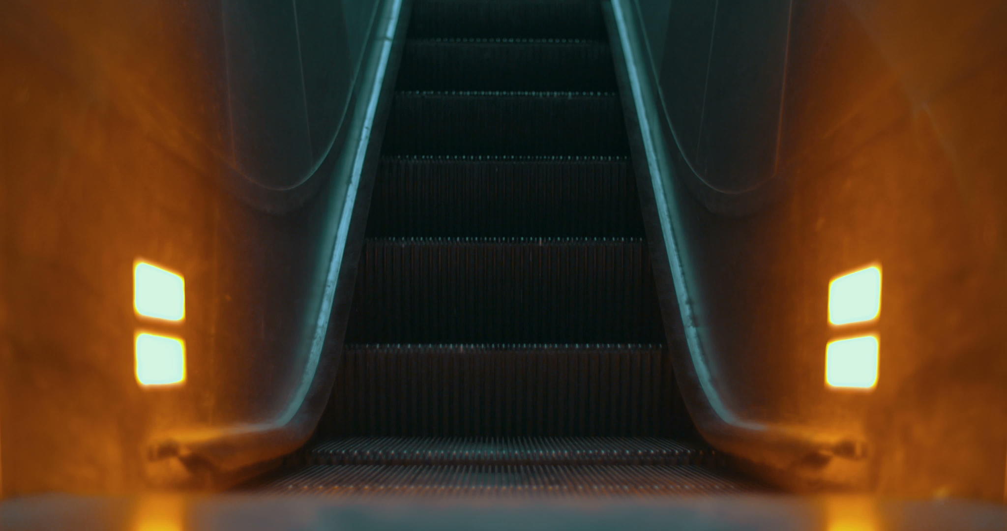 明亮的扶梯向上移动视频的预览图