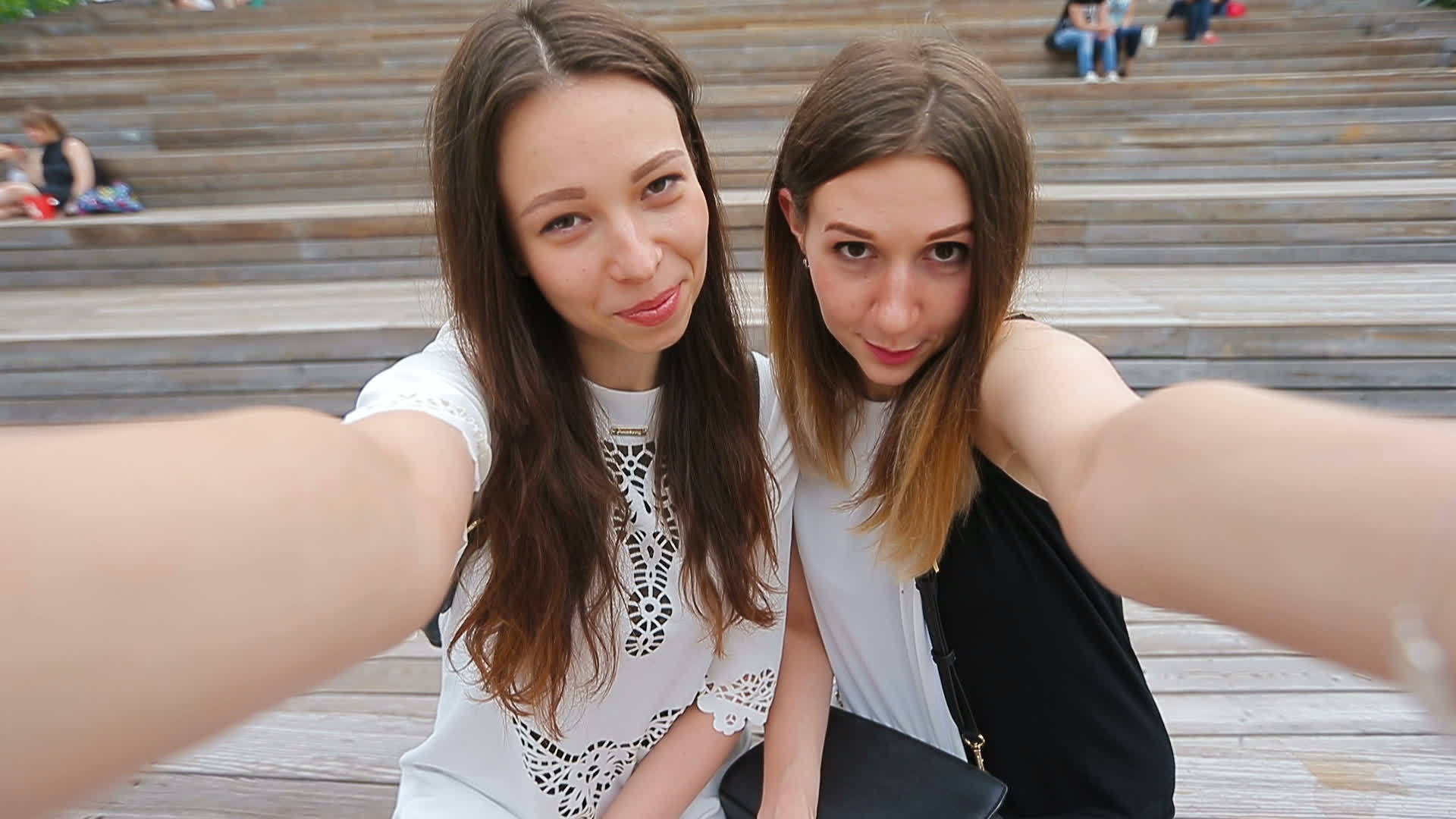 两个年轻积极的女人快乐自拍的生活方式视频的预览图