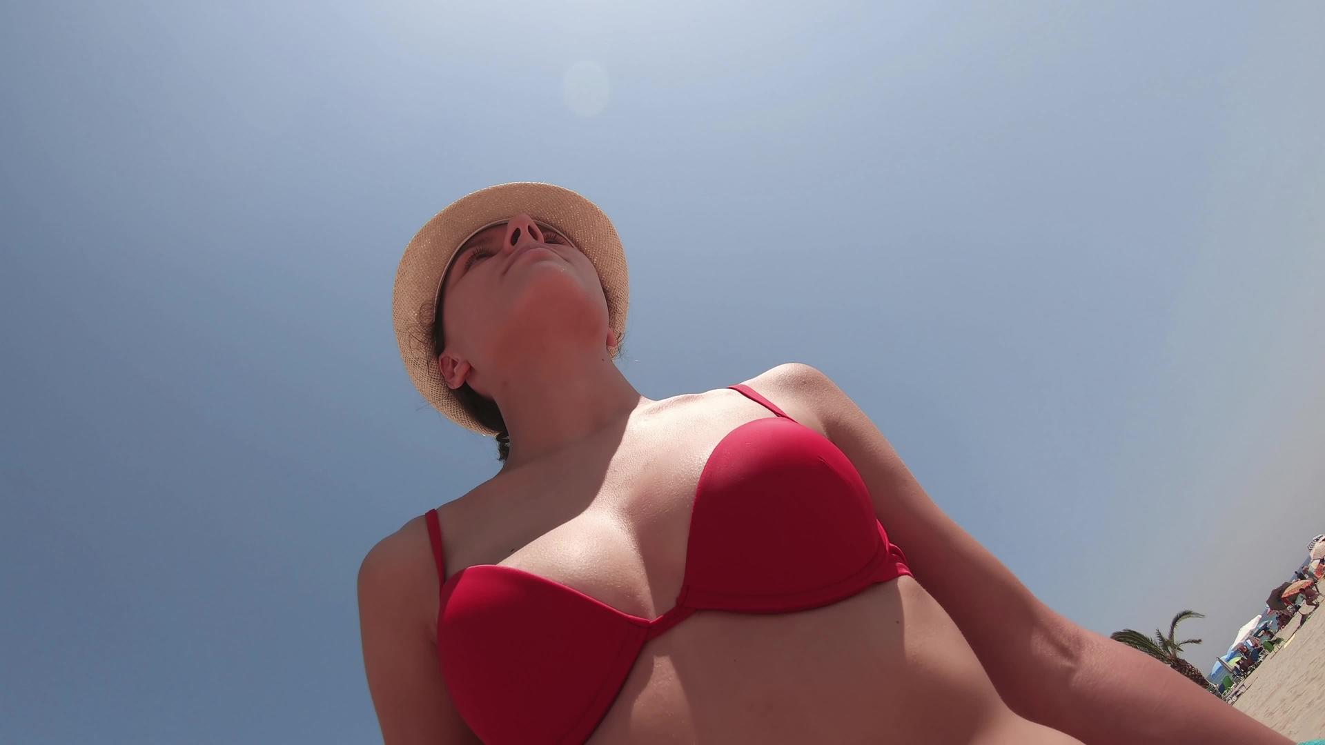 在阳光明媚的日子里美丽的西班牙戴着帽子在热带海滩上散步视频的预览图