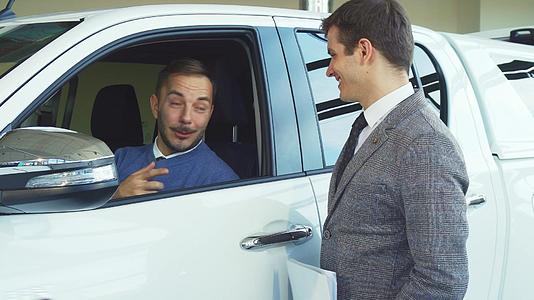 英俊的买家和汽车卖家自拍视频的预览图