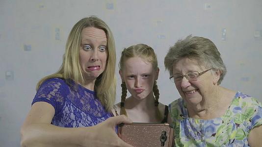 三代同一个家庭的三代人自拍拉着笑脸视频的预览图