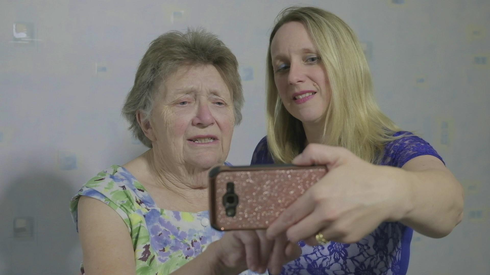 与母亲自拍的中年妇女视频的预览图