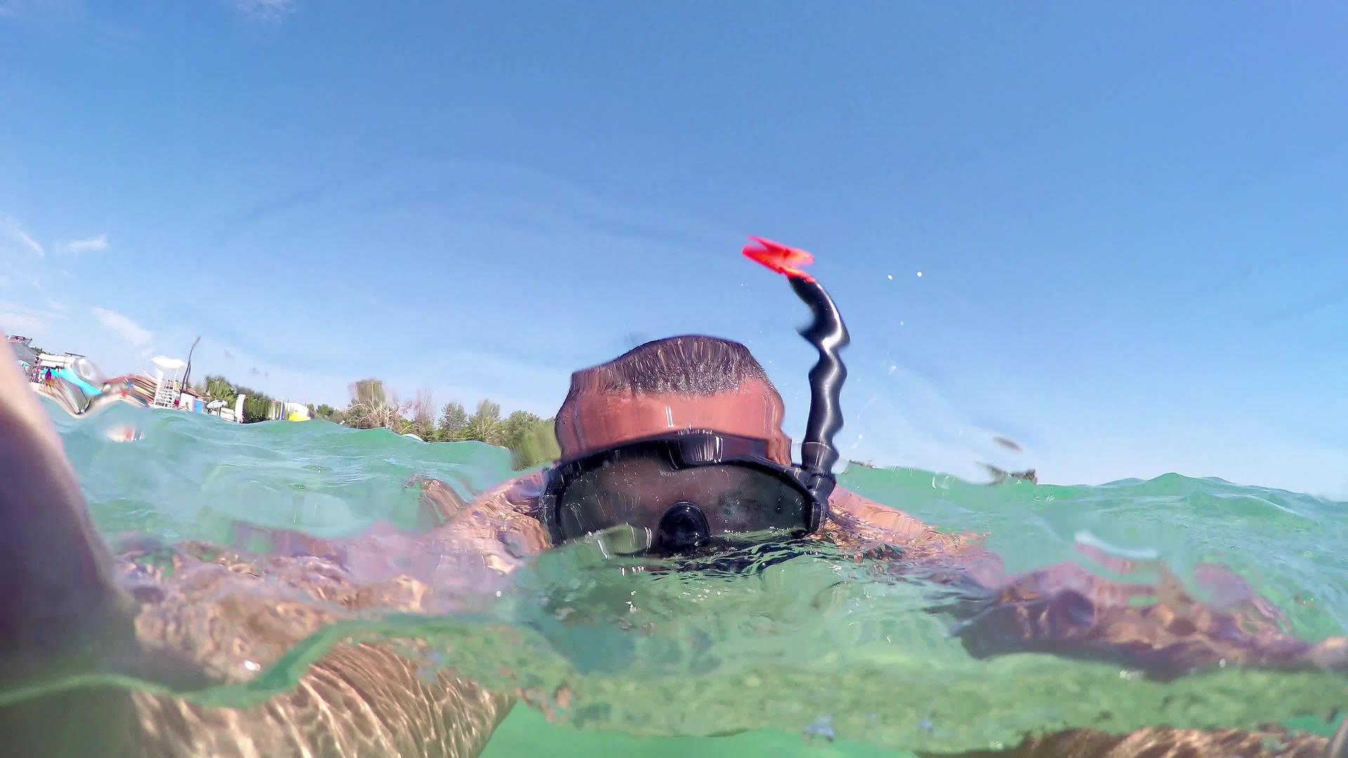 潜水时自来水人用潜水面罩潜水Caribbean视频的预览图