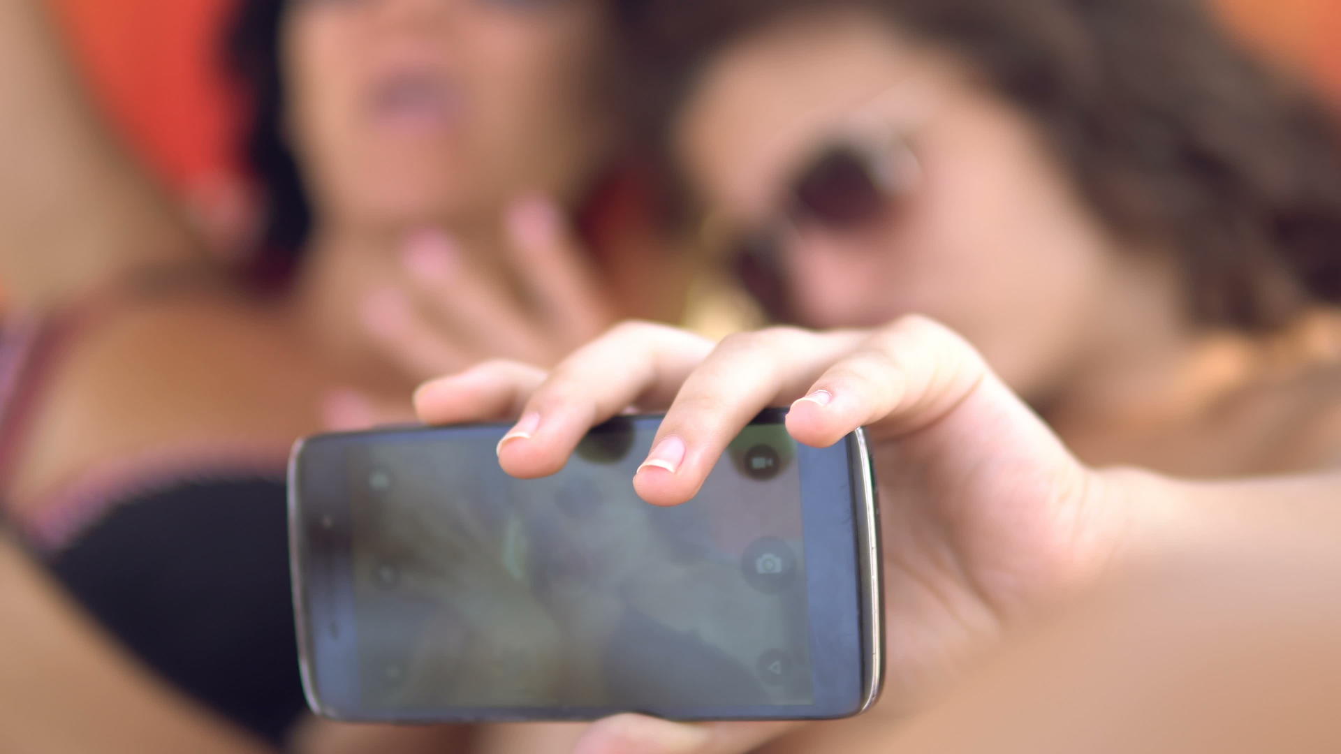 暑假自拍两个快乐的青少年在比基尼比基尼做记忆照片视频的预览图