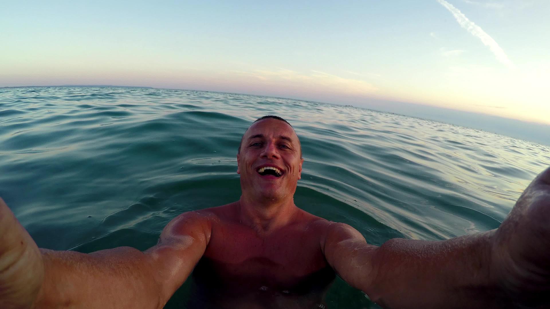 帅哥自拍享受暑假玩日落时倒水的乐趣视频的预览图