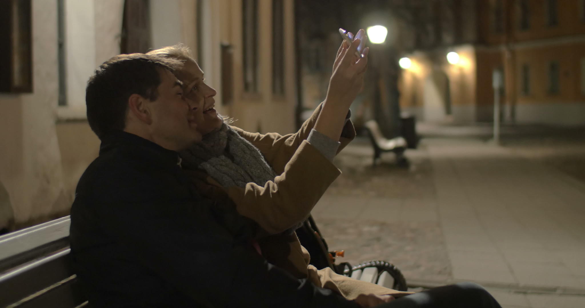 快乐的情侣晚上在街上自拍视频的预览图