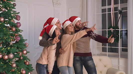 家庭成员庆祝冬季活动视频的预览图
