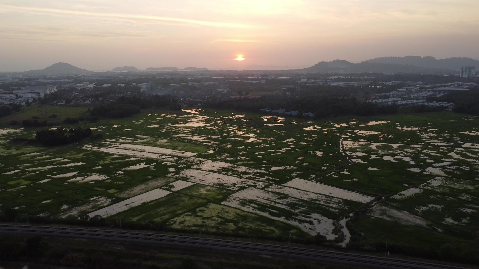 稻田和铁路的日落视图视频的预览图