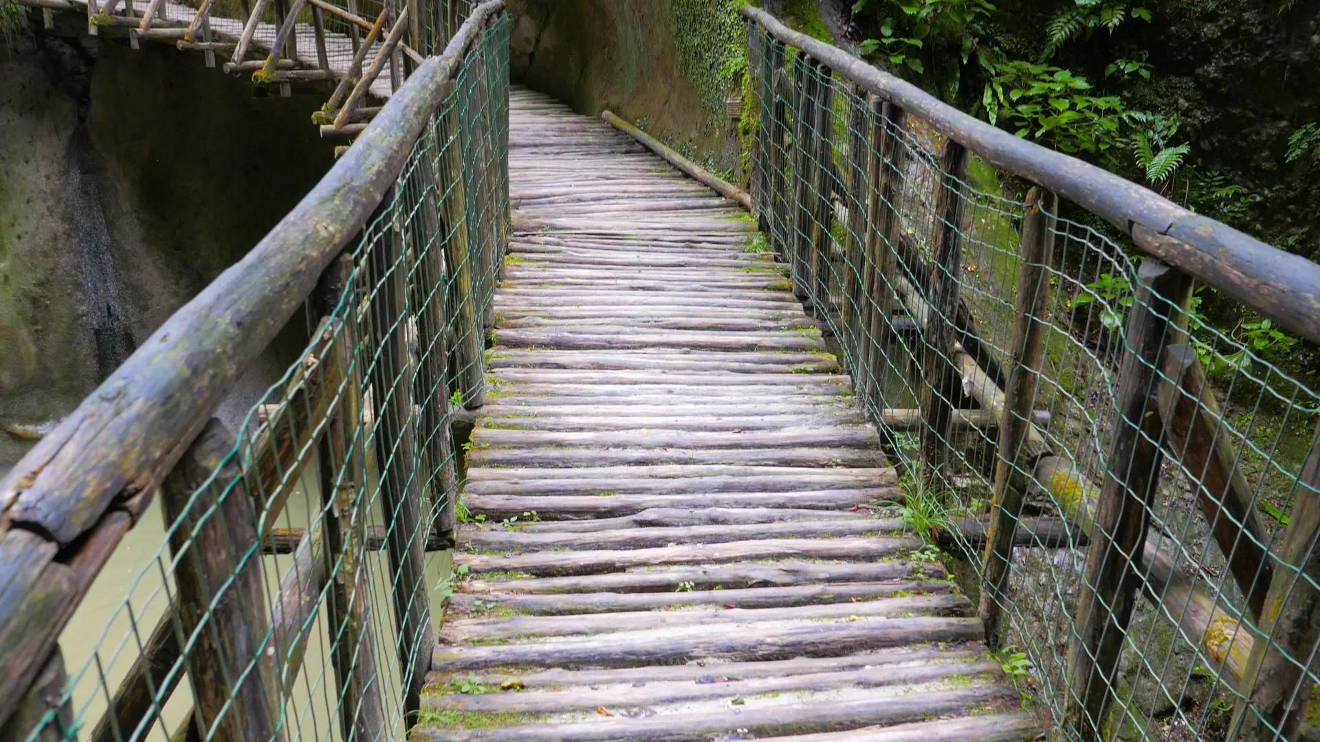 悬浮桥位于卡格龙角桥视频的预览图