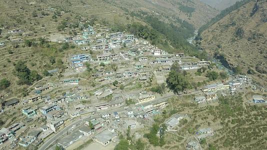 Harsil村里鸟瞰图位于Bhagirathi河岸边视频的预览图