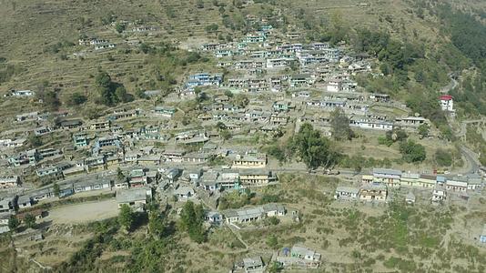 Harsil村里鸟瞰图位于Bhagirathi河岸边视频的预览图