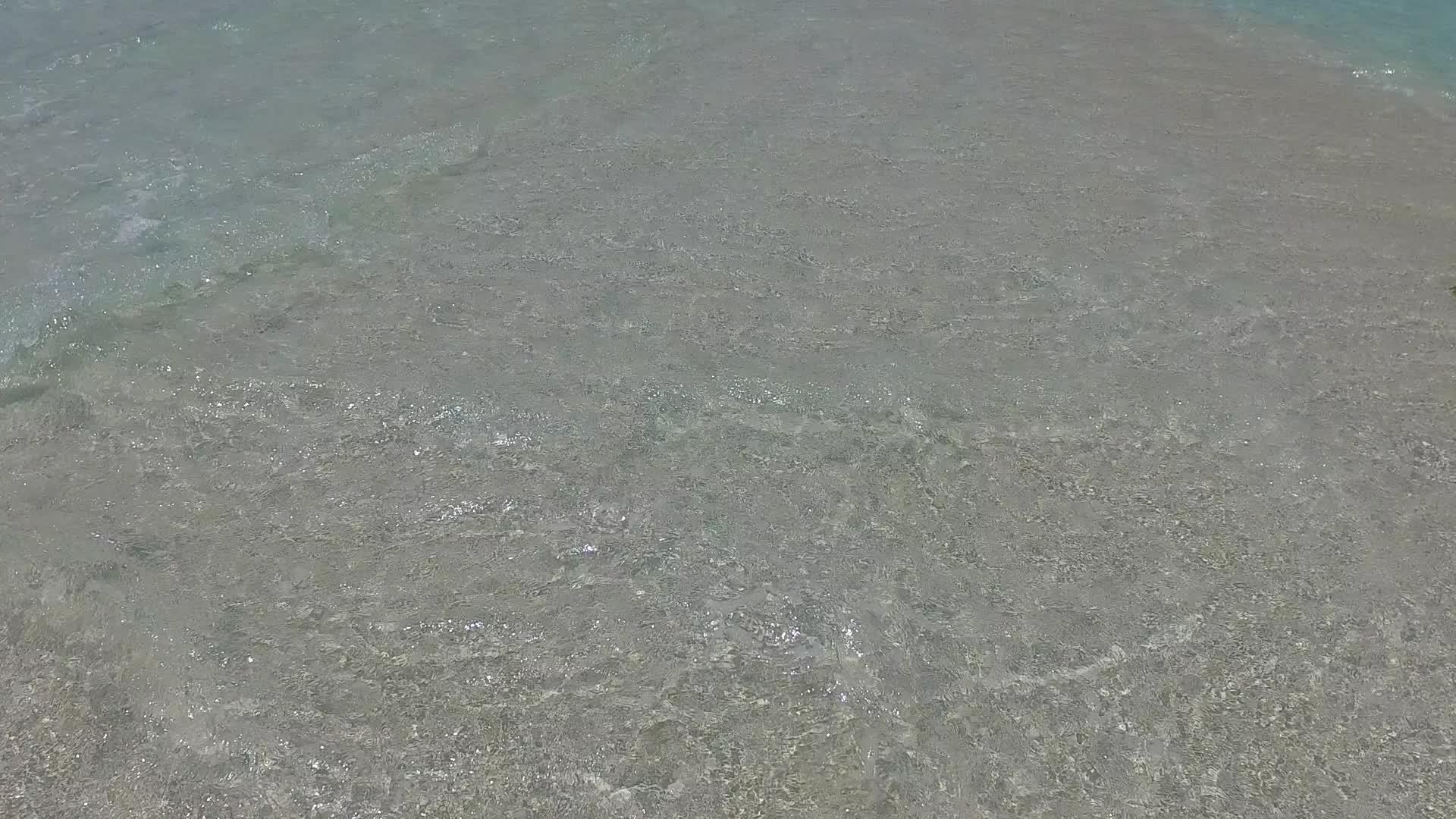 阳光明媚的海景奇特的环礁湖海滩探险视频的预览图