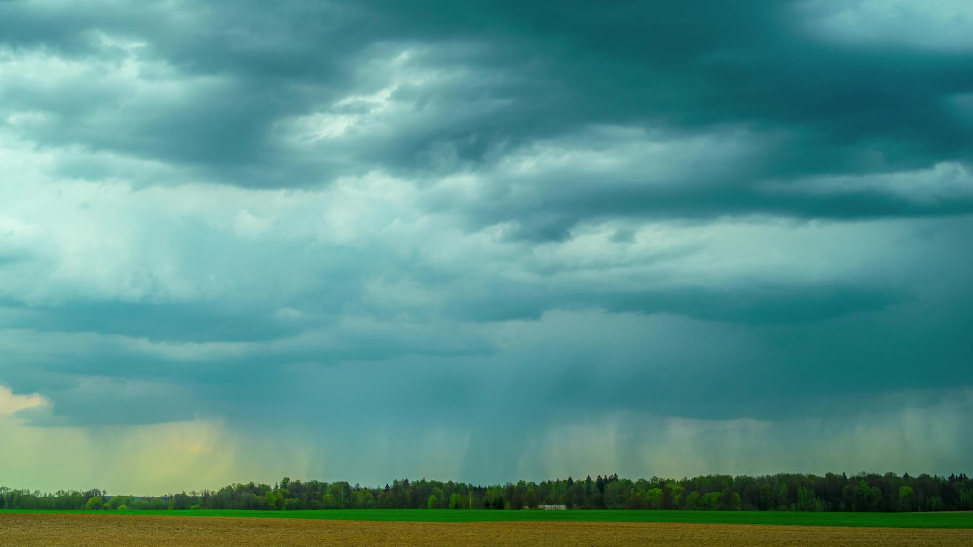 雨云和农村地貌全景时间跨度视频的预览图