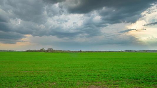 雨云和农村地貌全景时间跨度视频的预览图