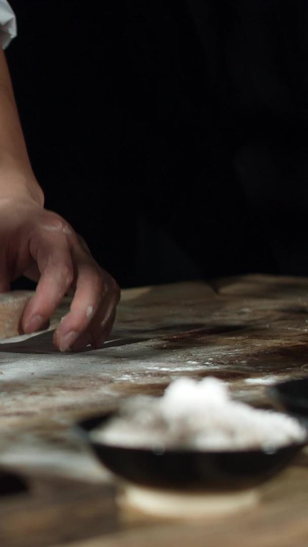 传统节日手工模具制作月饼视频的预览图