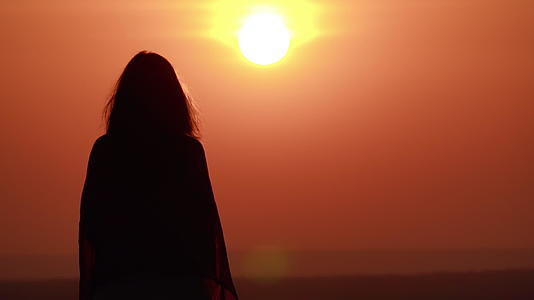 月光后女性在日出室外的阳光下反射视频的预览图