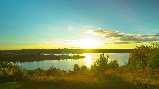 湖边的日落时间视频的预览图