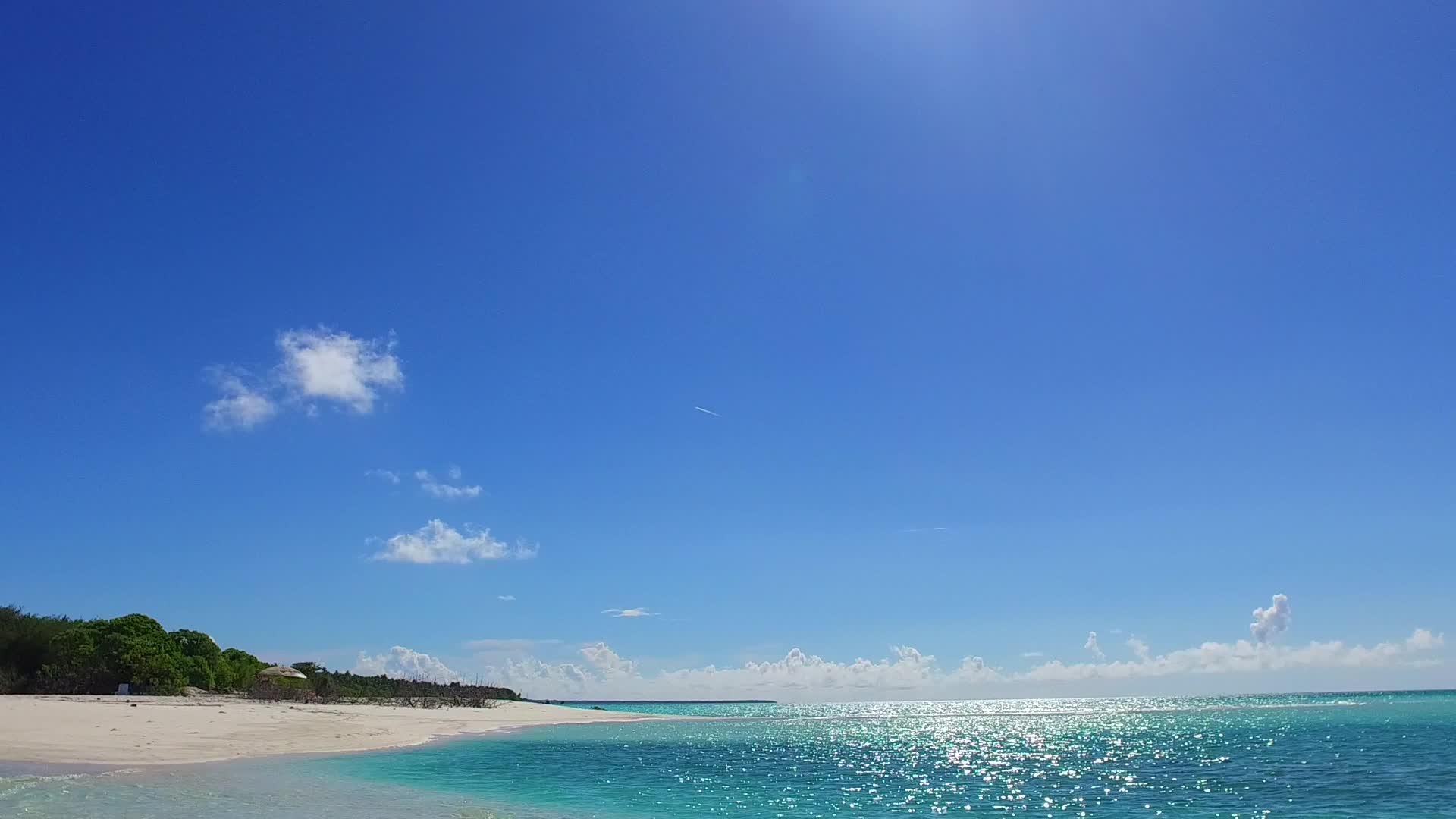 天堂泻湖海滩白天蓝色海洋冲浪附近有明亮的海滩视频的预览图